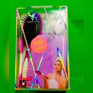 Absorbent towel: hair brush, face brush and makeup sponge